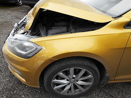 Вид повреждений Volkswagen Golf сверху